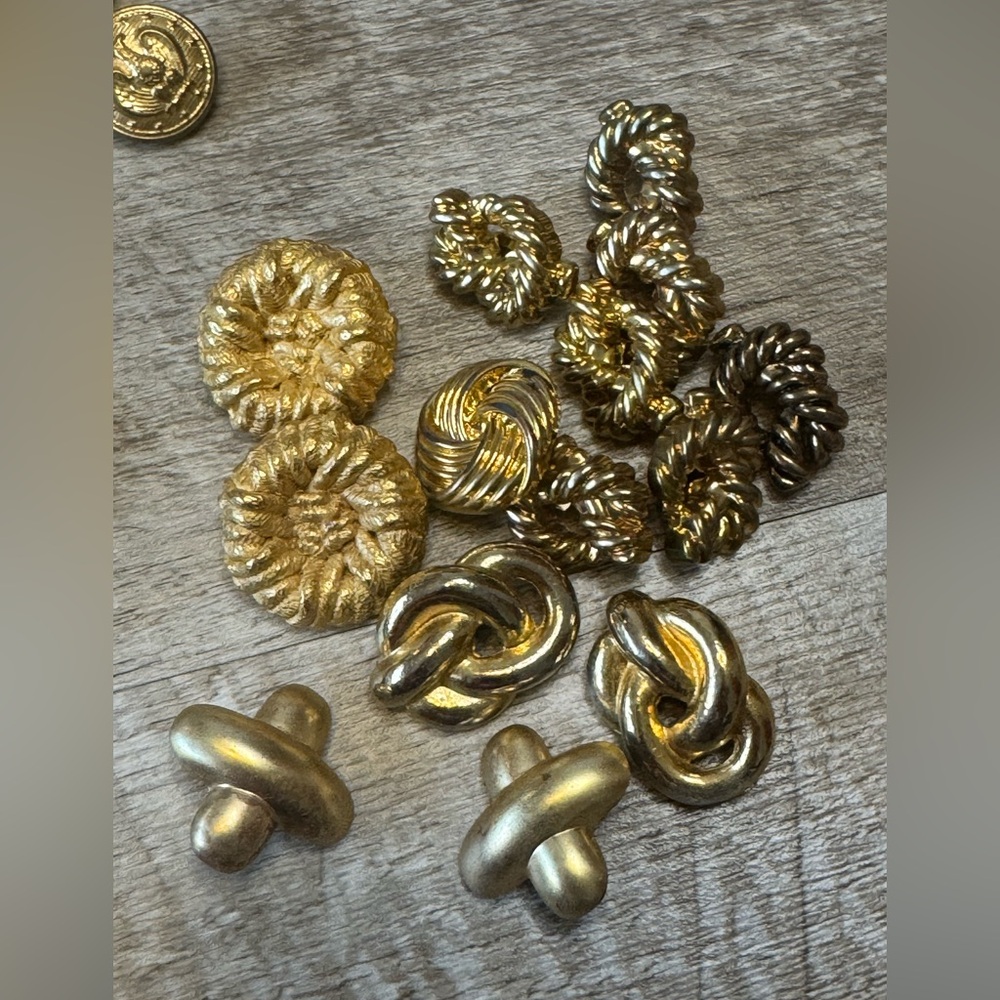 GOLD -TONE BUTTONS, miscellaneous lot approx .723 lbs - Picture 5 of 7